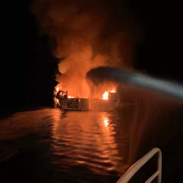 美国加州一船起火 至少4人死亡、约30人失踪