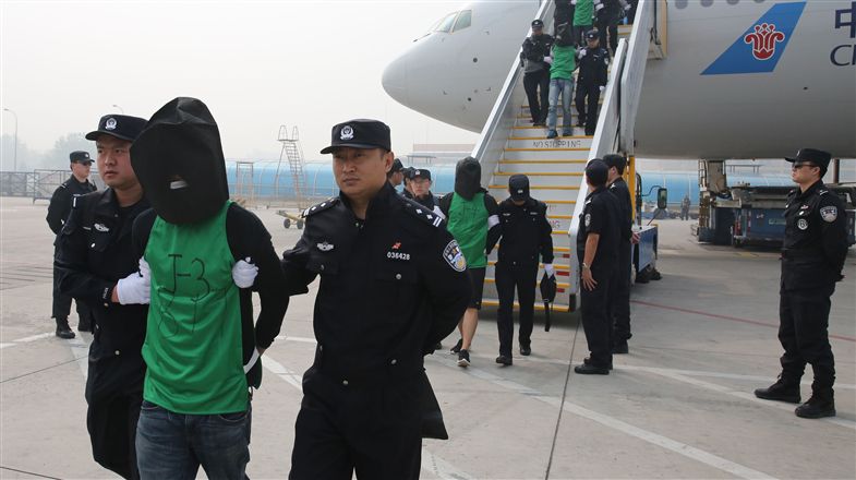 136名电信网络诈骗犯罪嫌疑人从老挝被押解回国