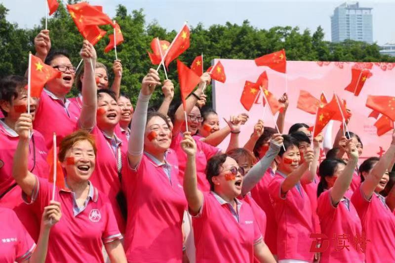 莲花山公园音乐飞扬 快闪《我的中国心》点燃市民爱国情  