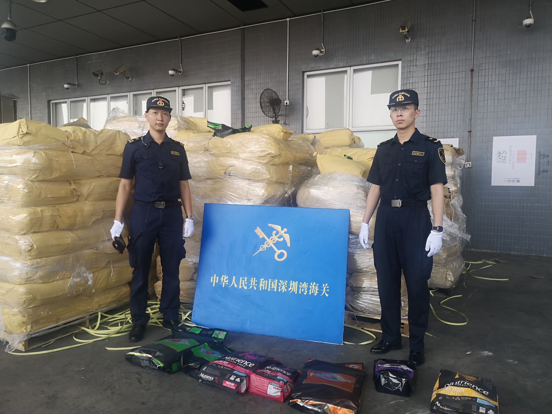 深圳湾海关查获一藏匿15吨未经检疫猫狗粮的货柜车