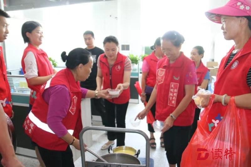 暖心“下午茶”！凤凰塘尾社区“满天星”行动队慰问一线职工
