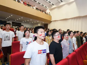 深圳大学组织师生集中收看国庆阅兵式直播