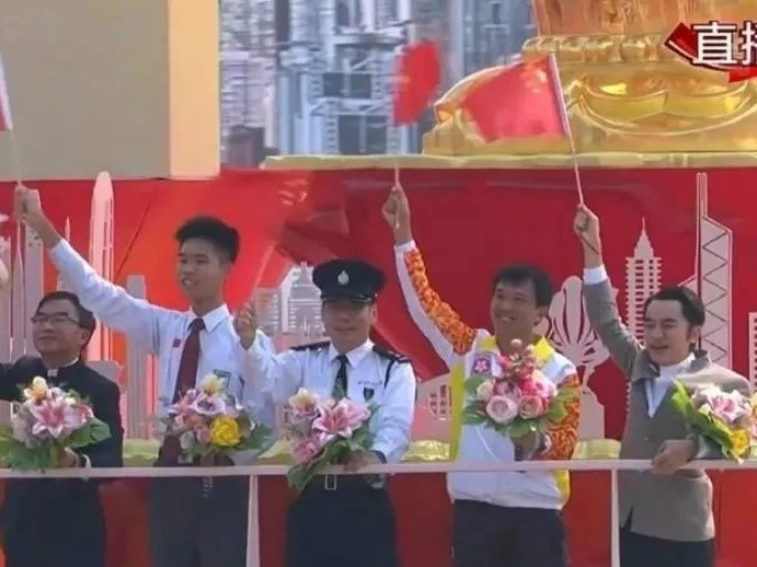 为什么他能成为“一国两制”花车唯一香港艺人代表？