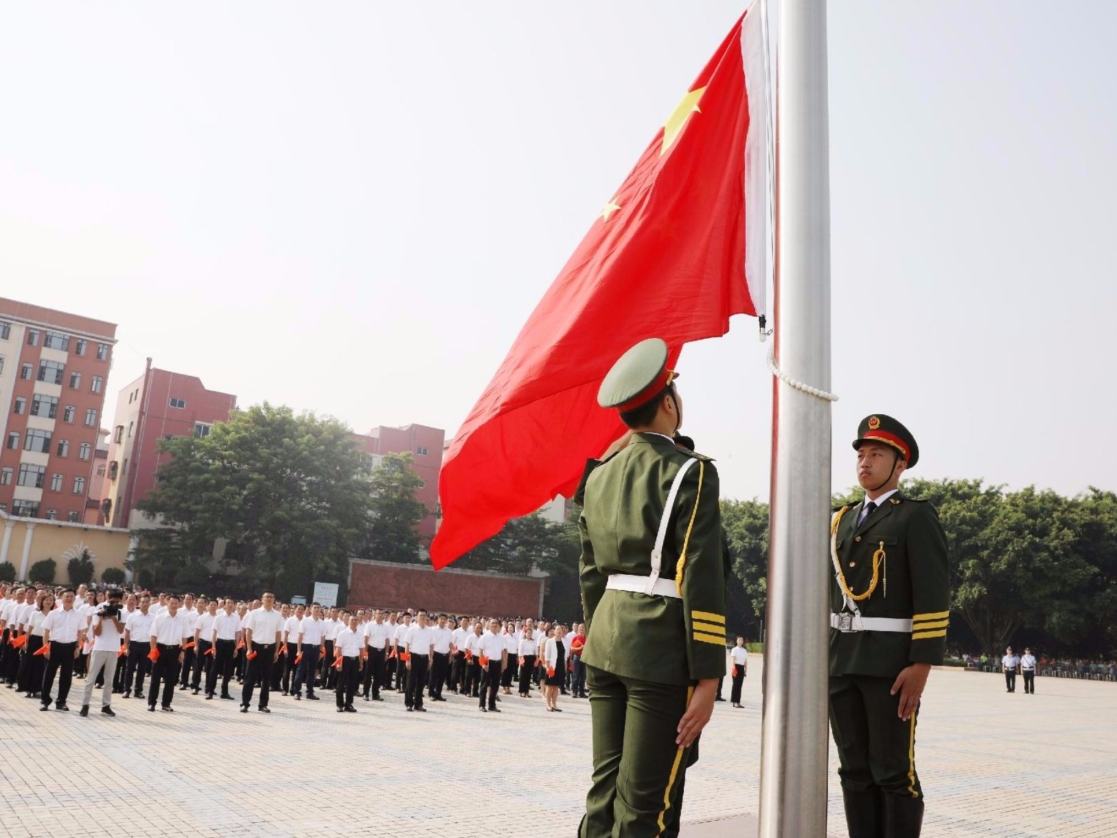 东莞大朗举行升旗仪式