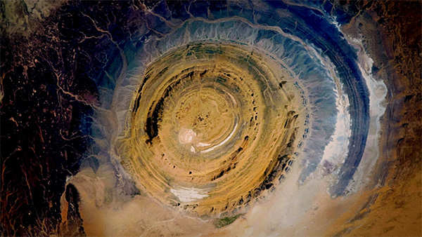纪录片《被点亮的星球》：生而为人的渺小和伟大