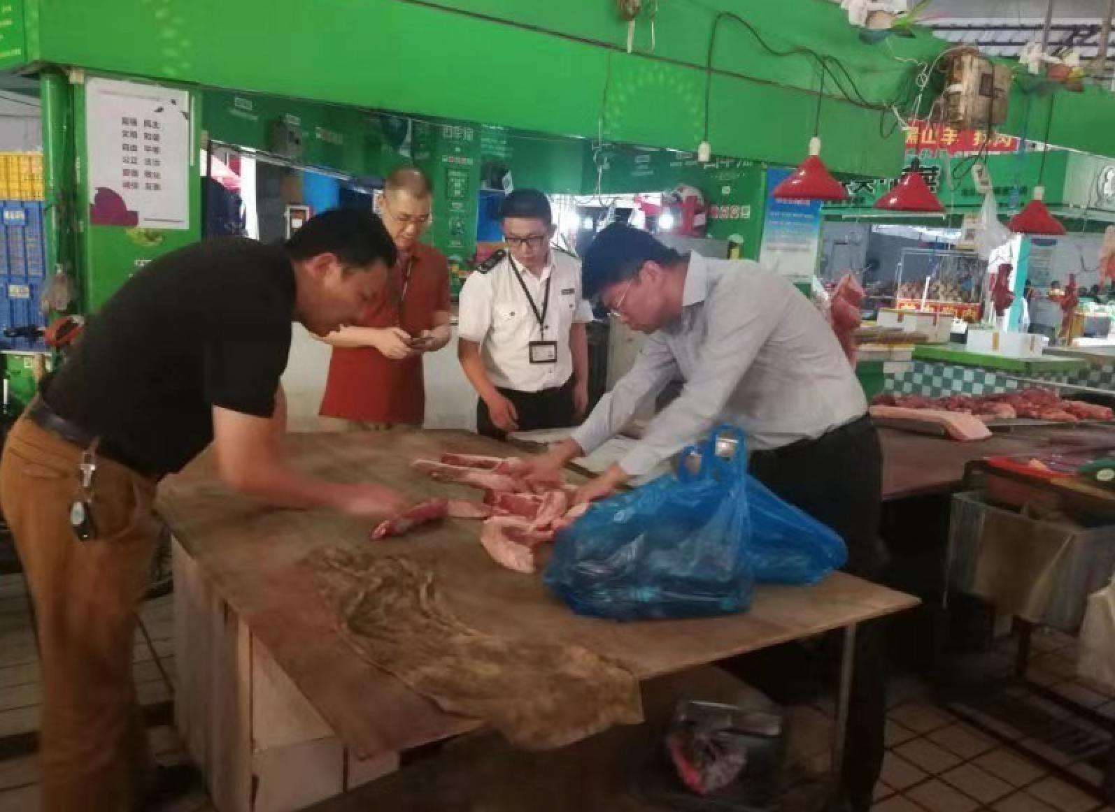 媒体报料私宰肉流入？宝安在两家市场闪电查扣问题猪肉88斤