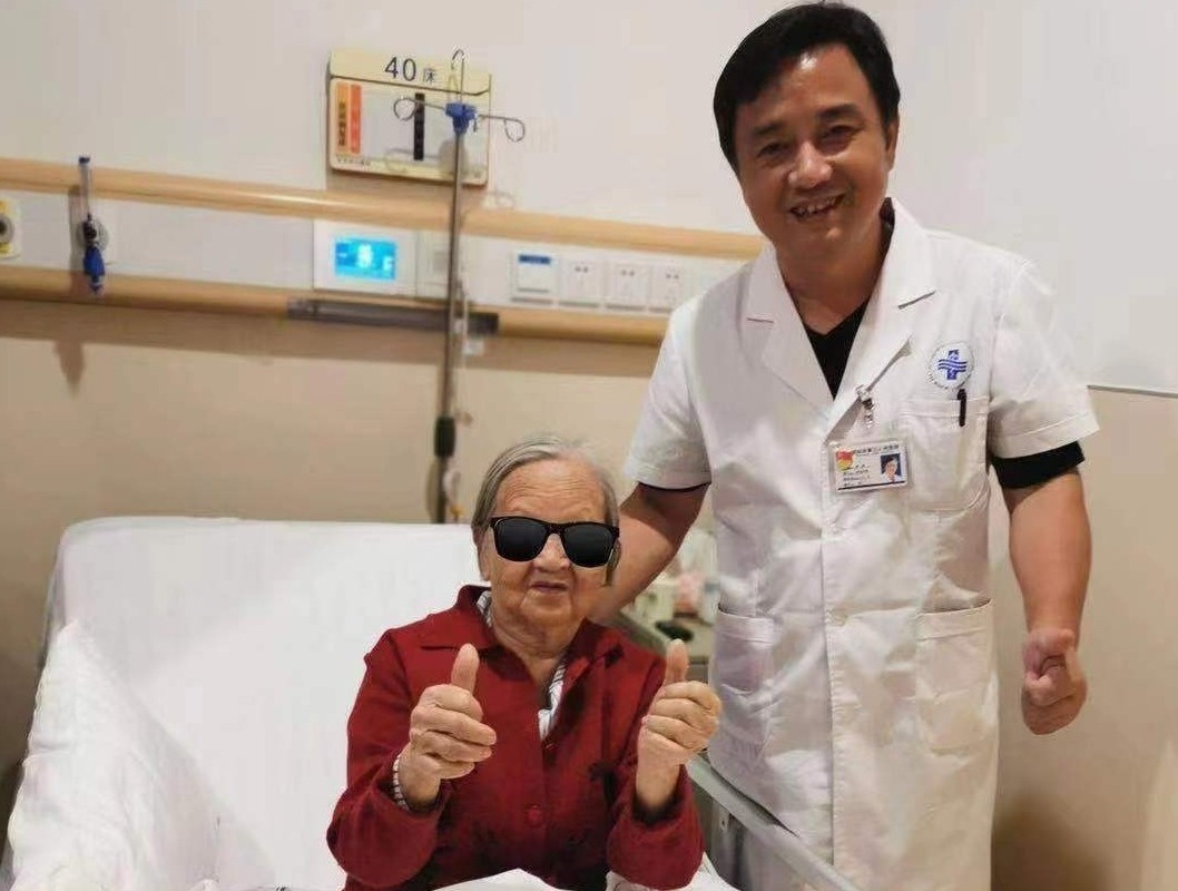 90岁老奶奶“中招”乳腺癌却有“90后心态” 团队尽全力救治