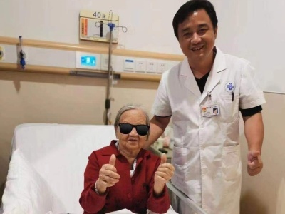 90岁老奶奶“中招”乳腺癌却有“90后心态” 团队尽全力救治
