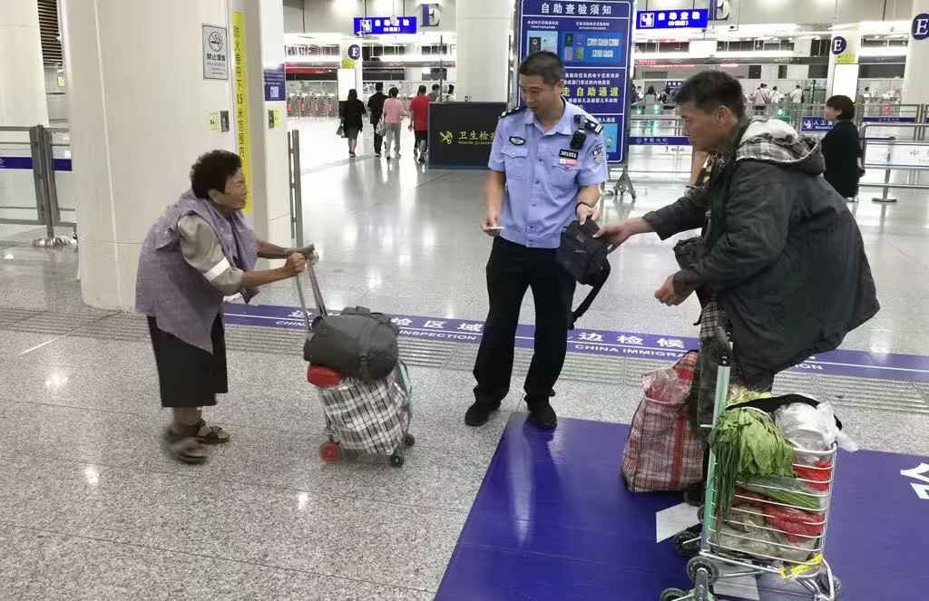 香港八旬老妇与儿子走散，皇岗边检民警帮助团聚