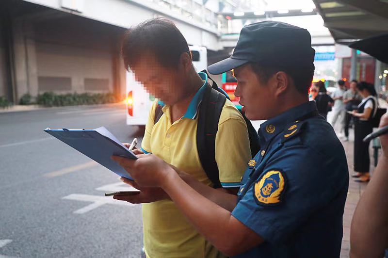拒不接受罚款、溜之大吉，龙岗控烟上演“逃跑局”！