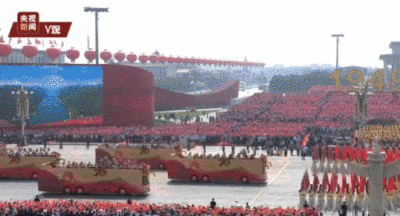 大气磅礴 振奋人心！10万名群众游行配经典乐曲《红旗颂》MV来了