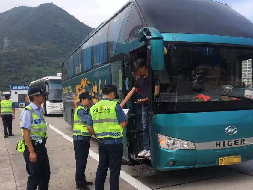 深圳交警“黑大巴”整治行动首日查处违法66宗