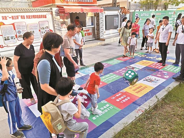 福田华富街道开展“趣味体验式”禁毒宣传，吸引居民驻足参与