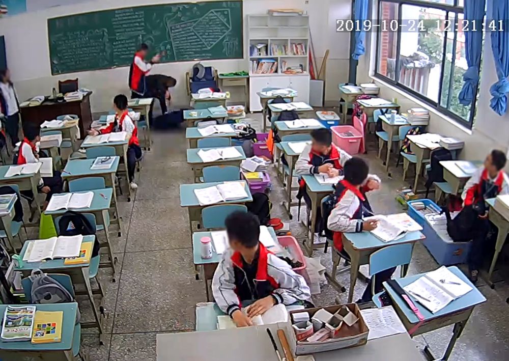 四川仁寿一老师在教室被学生持物猛打头部，仍在ICU未苏醒