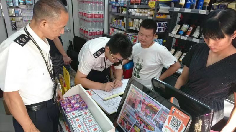 光明市监开展“护苗”行动清查校园周边食品经营门店