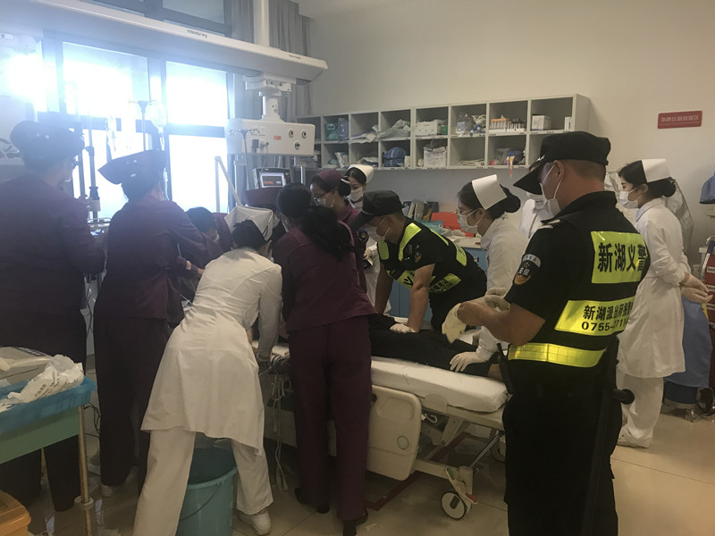 “迟来10分钟就没得救了”！光明义警将服农药男子从死神手里夺回