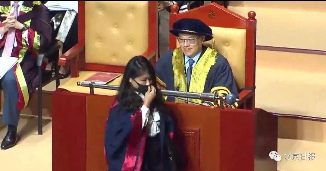 拒绝与戴口罩毕业生握手 香港理工大学校长，有骨气！ 