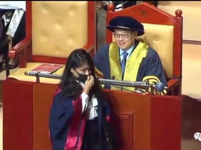 拒绝与戴口罩毕业生握手 香港理工大学校长，有骨气！ 