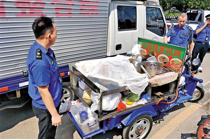 从源头上解决乱摆卖行为，宝安新安街道对流动摊贩当即查处