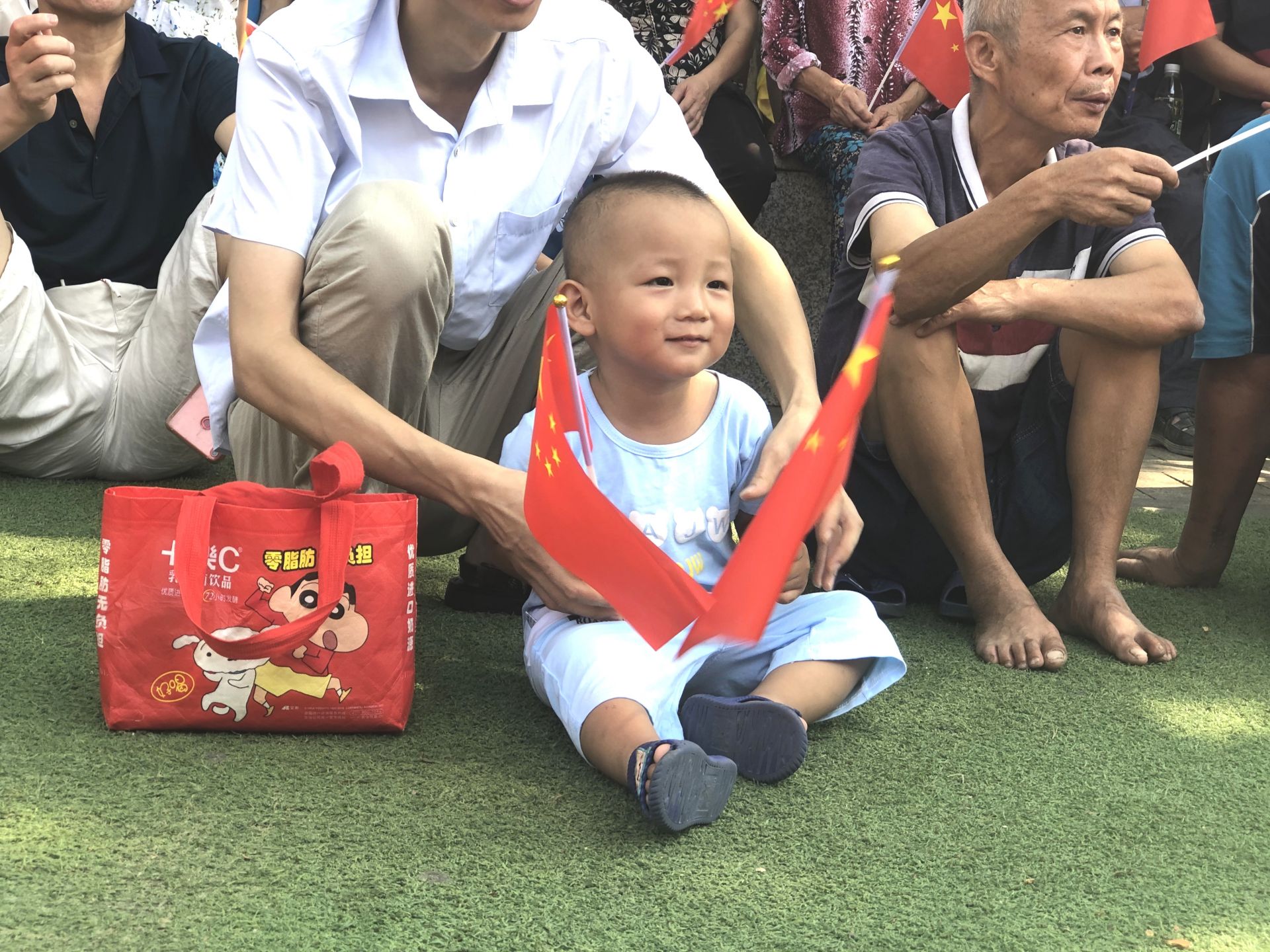 这个动作必须点赞！东莞清溪派出LED车转播国庆盛况