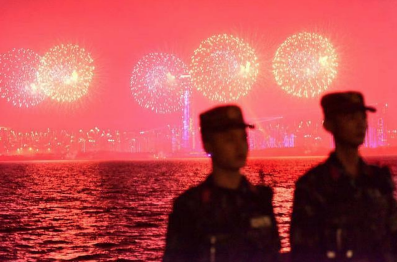 烟花绽放，他们却以背相向！这一幕被游客拍下，获赞无数