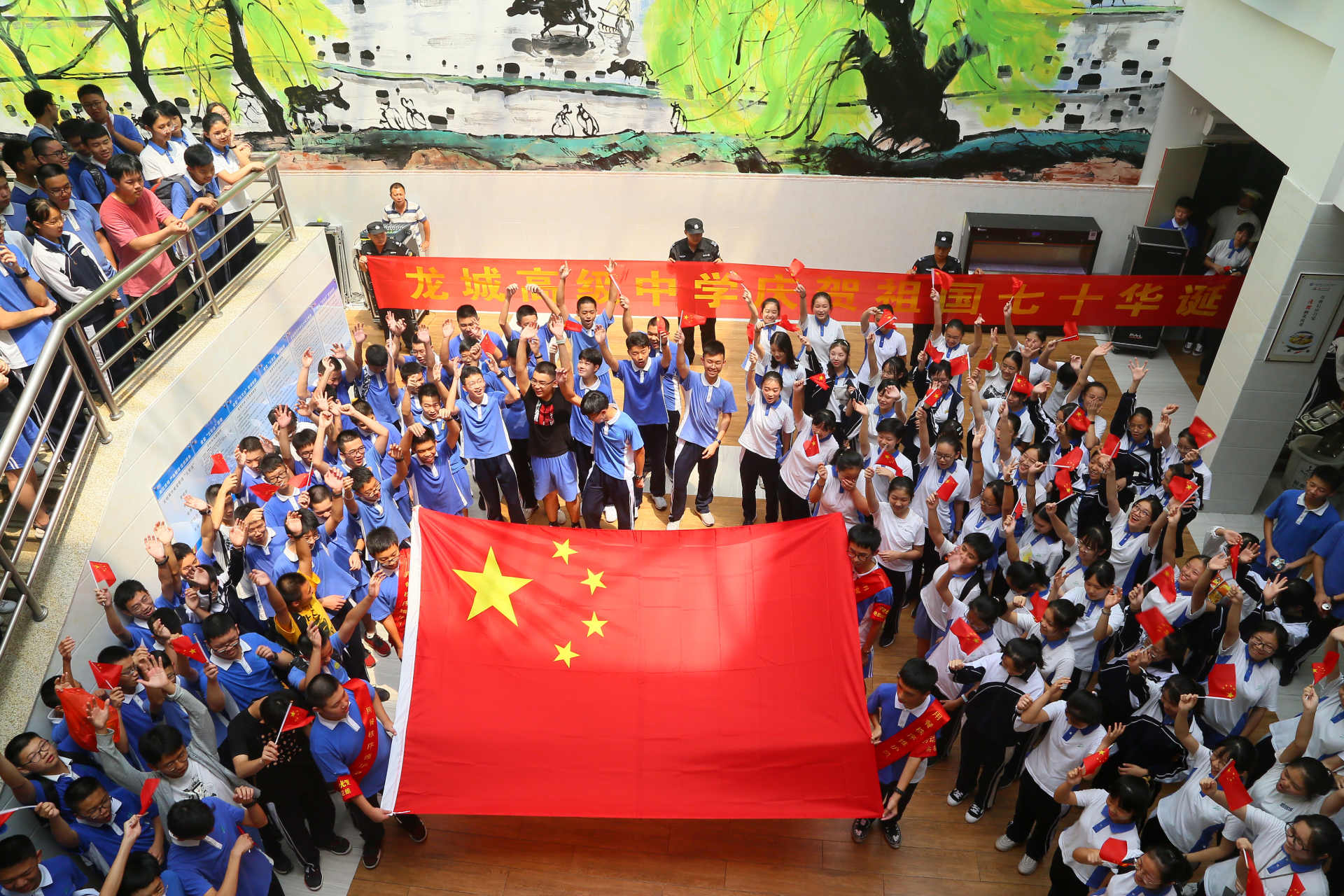 龙高学子千人快闪为祖国庆生  