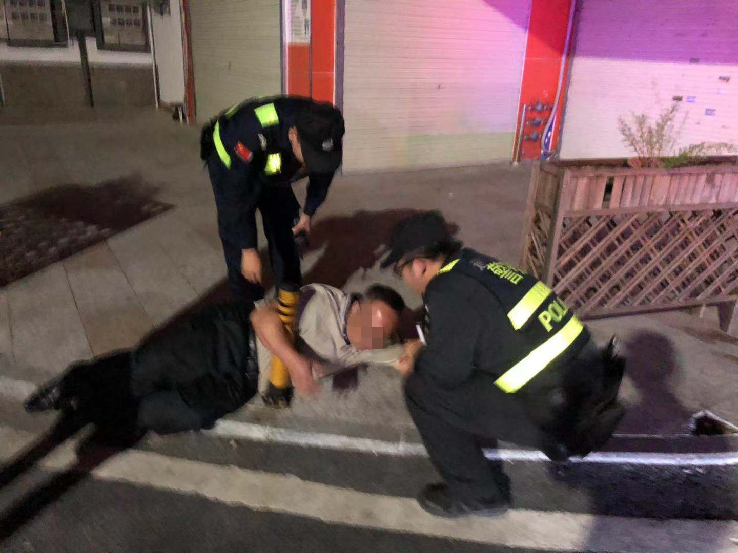 糗大了！一男子醉酒大街上熟睡 巡防队员连夜送其回家