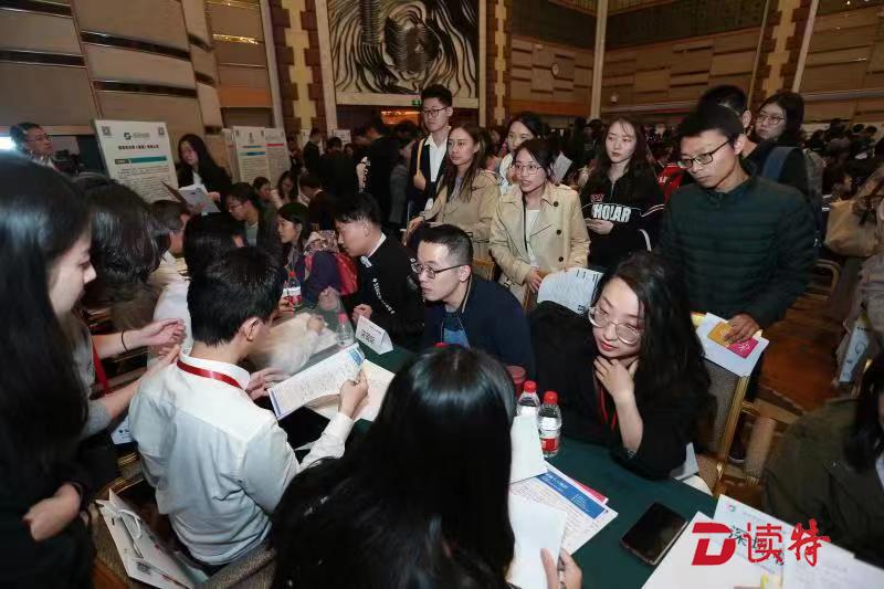 深圳40家国企赴8城11所高校揽才，招聘现场人气爆棚