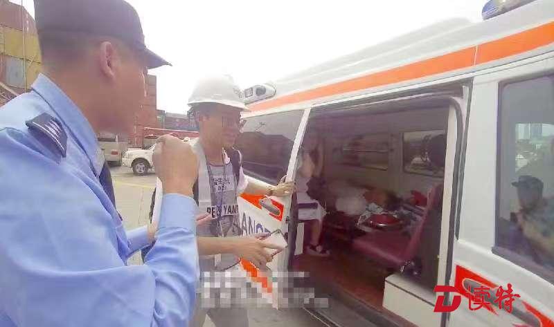 离港外轮船长突发疾病 盐田边检紧急救助