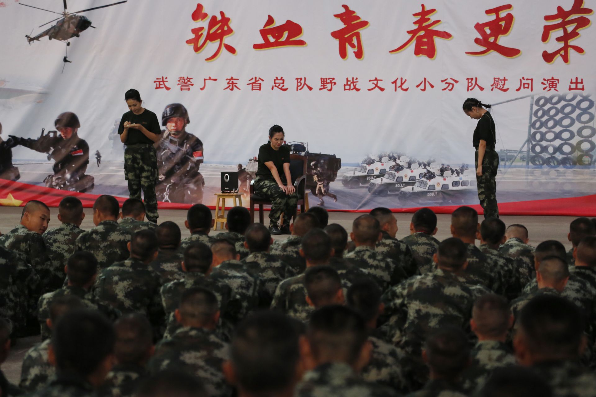 文艺盛宴激励战士斗志！文艺轻骑兵下基层新兵乐开花