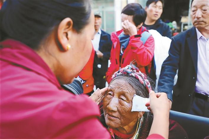 深圳人为察隅白内障患者送去光明，国庆前夕为24名老人做复明手术