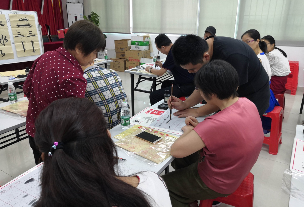 鹤洲社区掀起老年人书法交流热潮