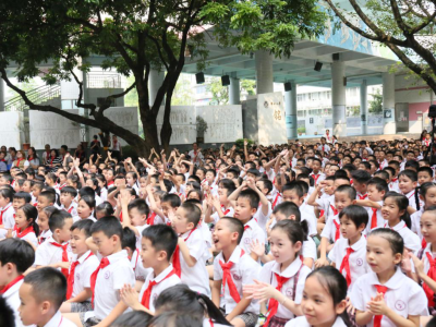 深圳小学举行庆祝少先队建队七十周年活动