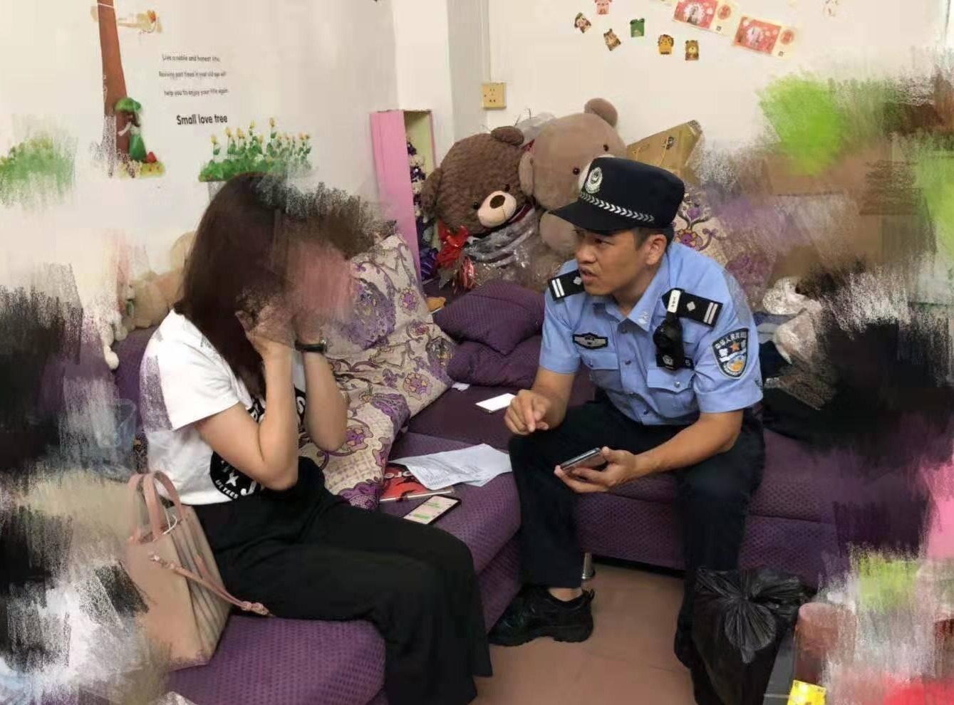 假警察狡猾施骗，真警察及时破局！受害女子得知真相后痛哭