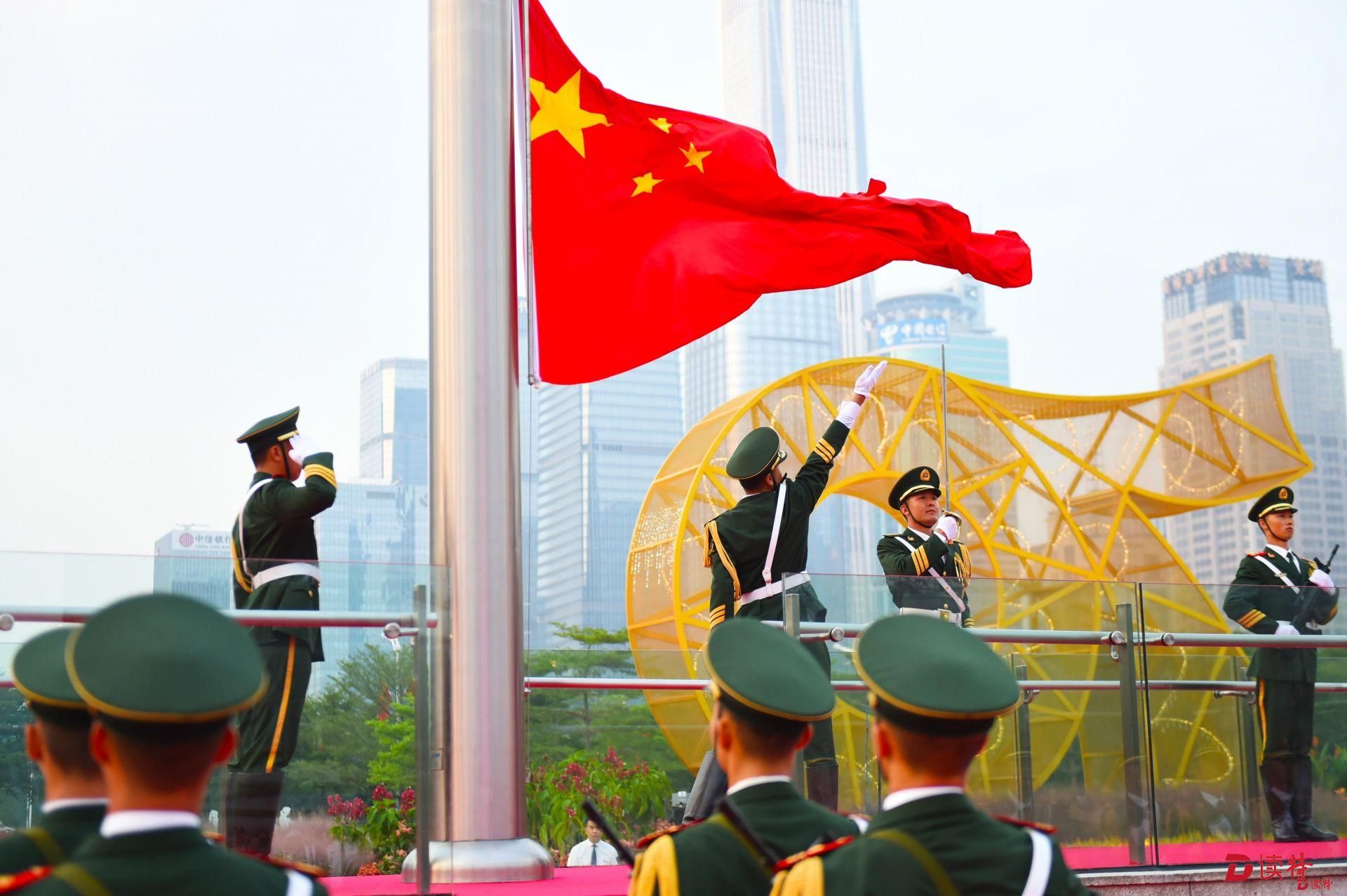 感动！国旗飘扬在深圳市民中心广场