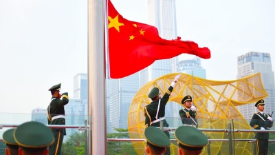 感动！国旗飘扬在深圳市民中心广场