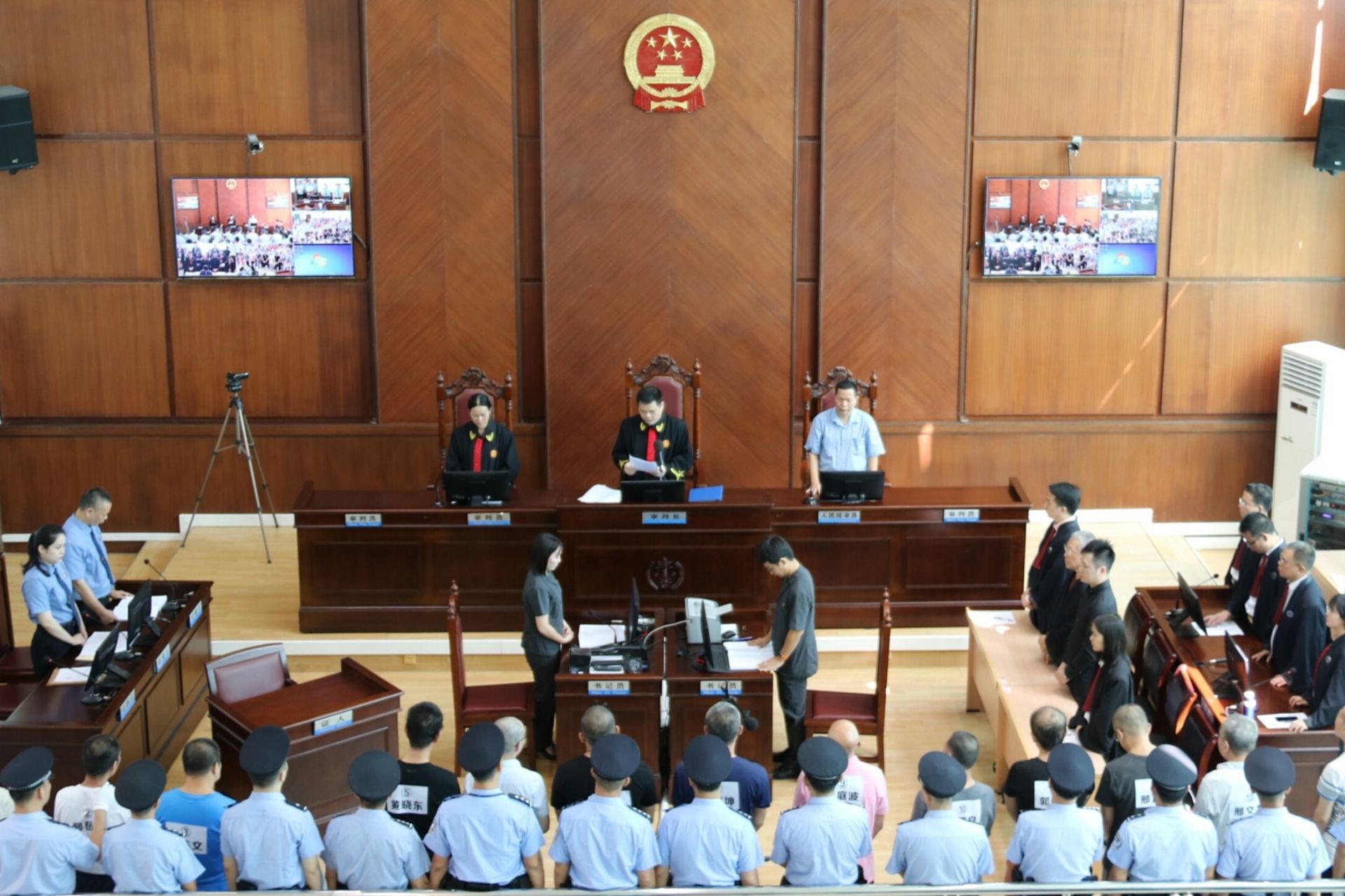 揭阳14人涉黑案一审宣判，居委原主任获刑25年