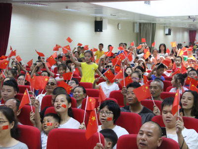 深圳北站社区居民共聚党群服务中心观看阅兵仪式