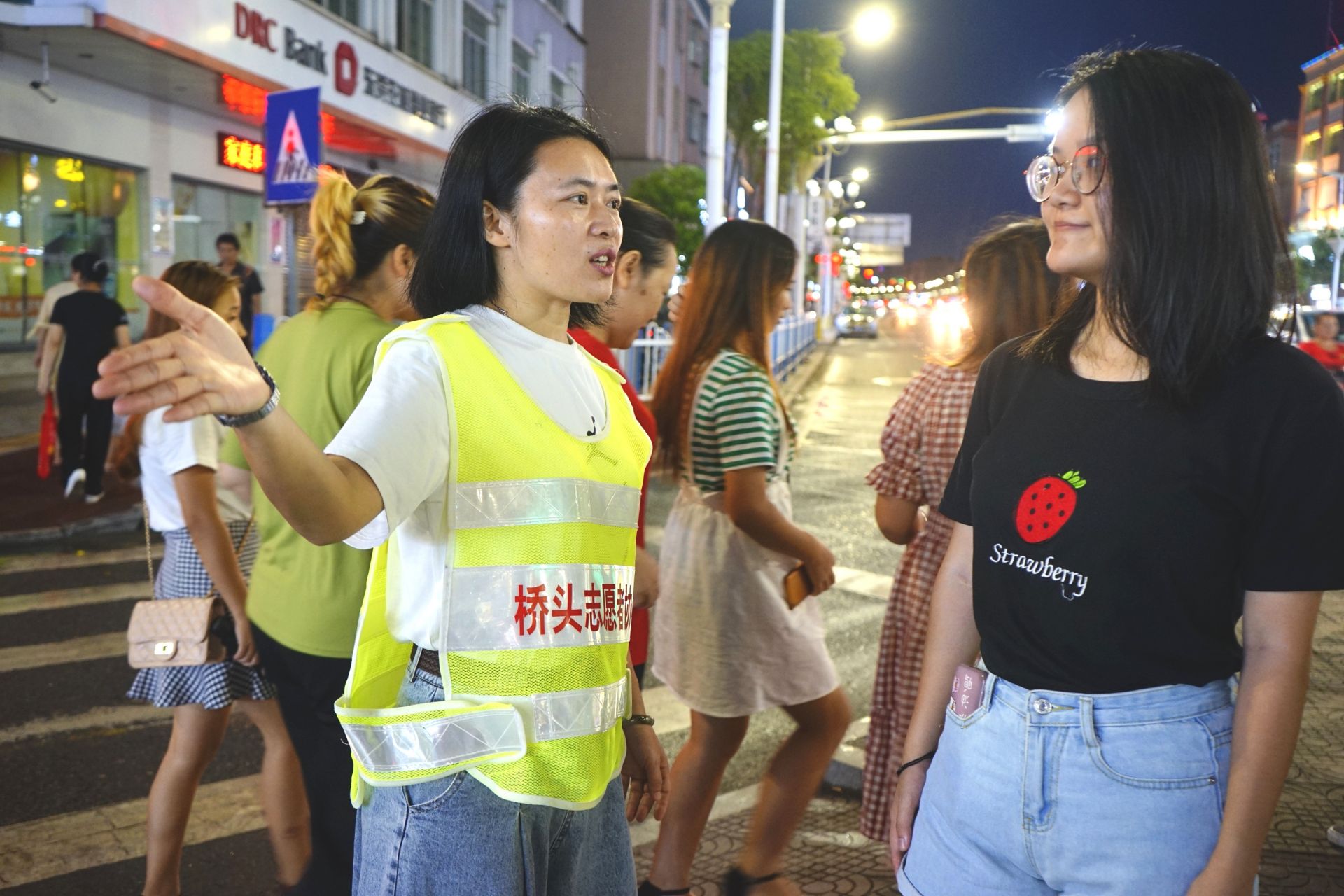 东莞桥头有一群站马路的志愿者：你文明出行 我守你安全
