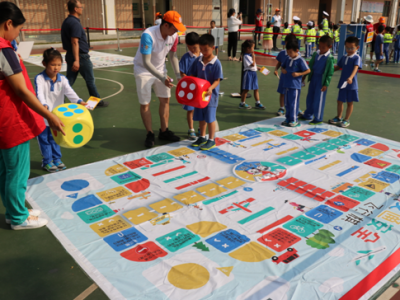 福海街道开展“步行巴士”儿童交通安全体验营活动