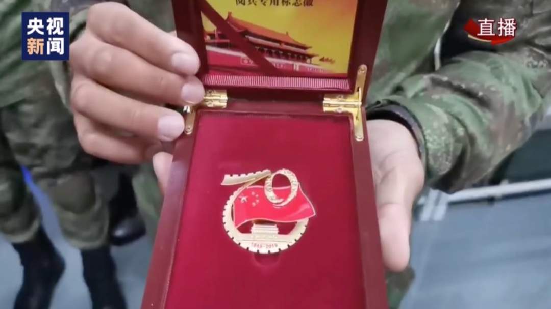 阅兵结束后，这名战士用最珍贵的勋章向女友求婚