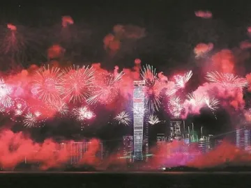 10万市民深圳湾畔共享绚丽焰火晚会