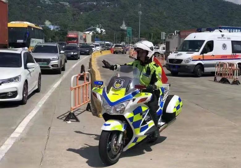 两车追尾致老人肩膀脱臼，紧急时刻铁骑穿越车流护送就医