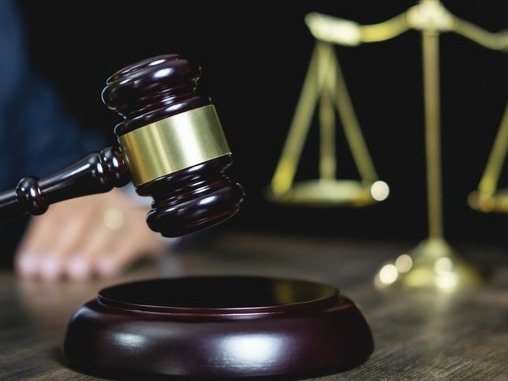 沪首例“咸猪手”入刑案宣判，王某某因强制猥亵罪被判六个月