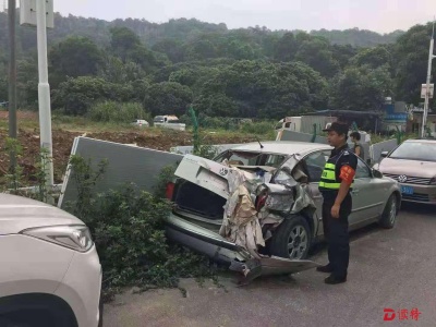 龙岗街道开展城中村综合整治：打通消防通道，整治僵尸车