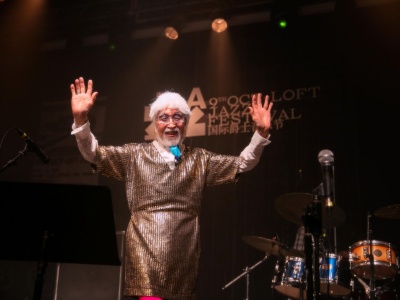86岁爵士乐坛传奇人物铃木勲的演出“很上头”