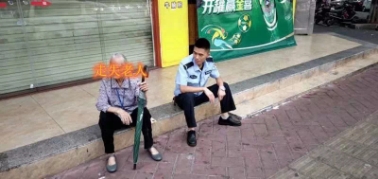 暖心！百岁老人散步时迷路，河源民警一路跟随护送