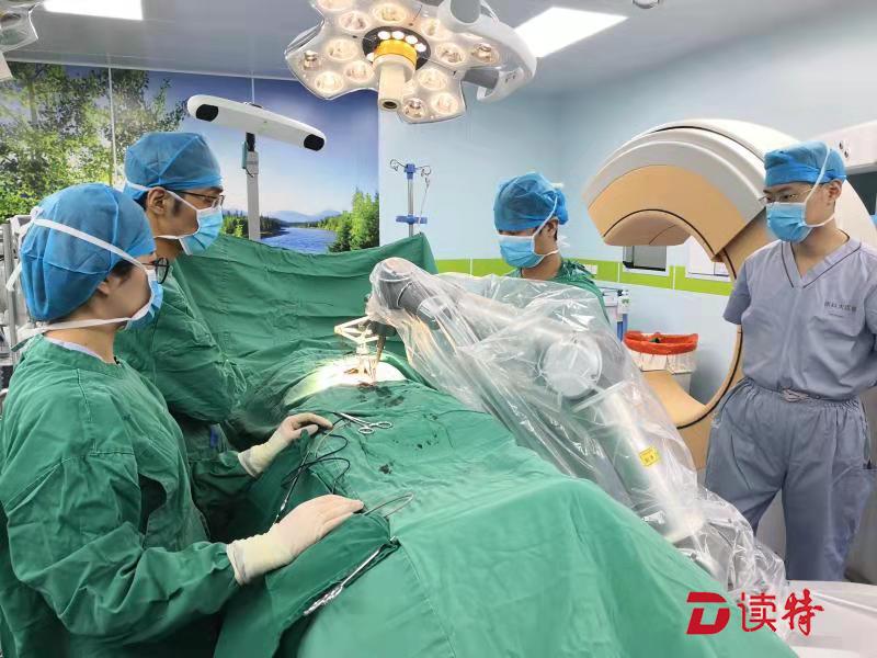 全国首例O形臂辅助天玑机器人脊柱手术在深完成