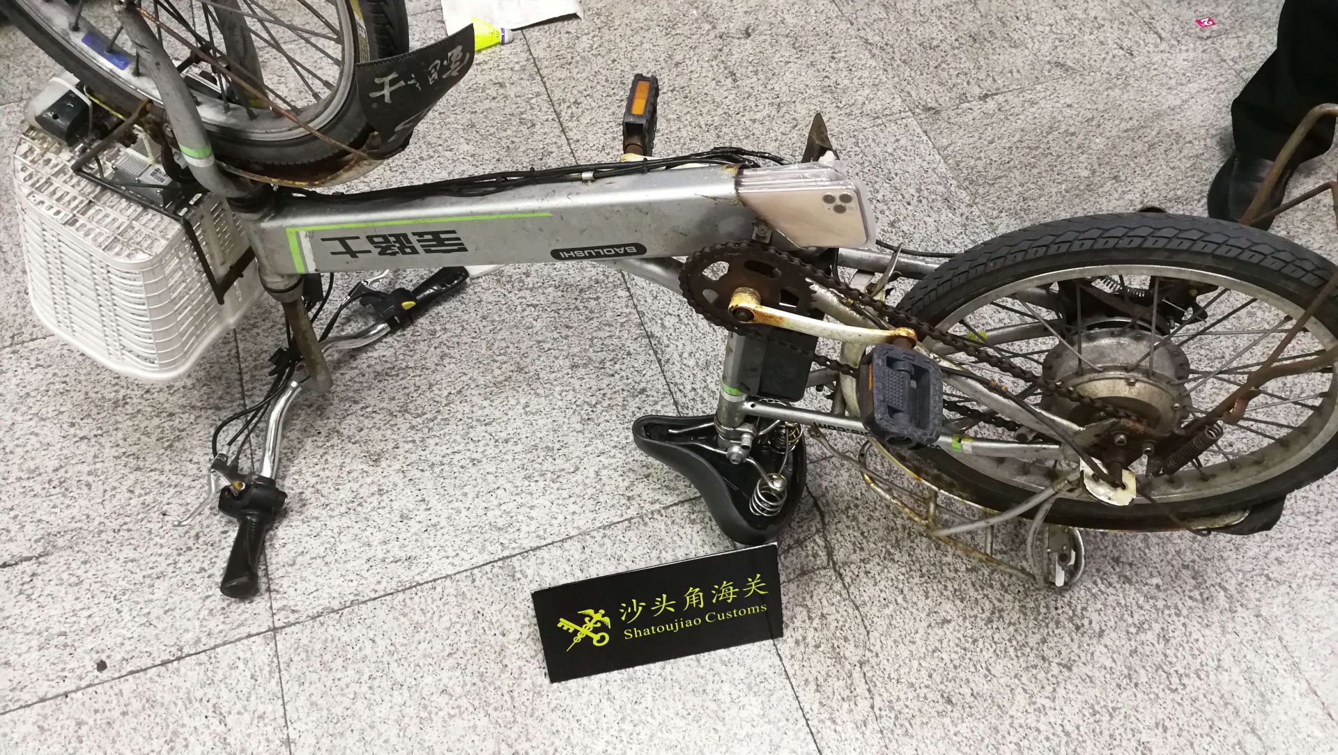 电单车里塞了12部全新iPhone！女子刚到海关门口被当场截获
