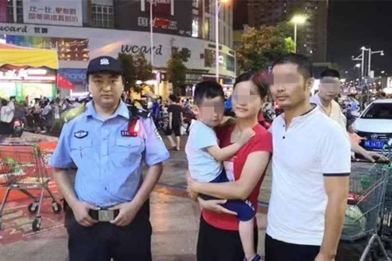 光明警方4小时找回3个走失小孩